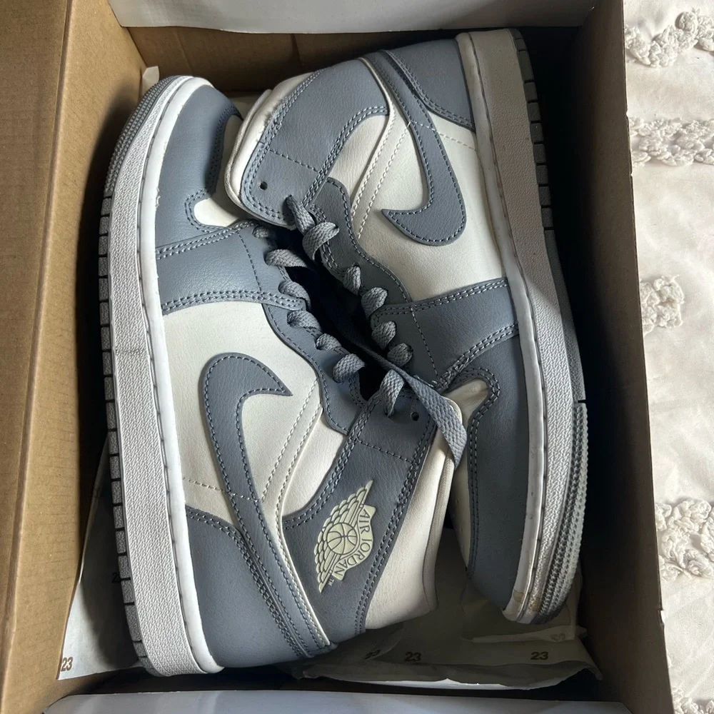 Nike women’s Air Jordan 1 mid